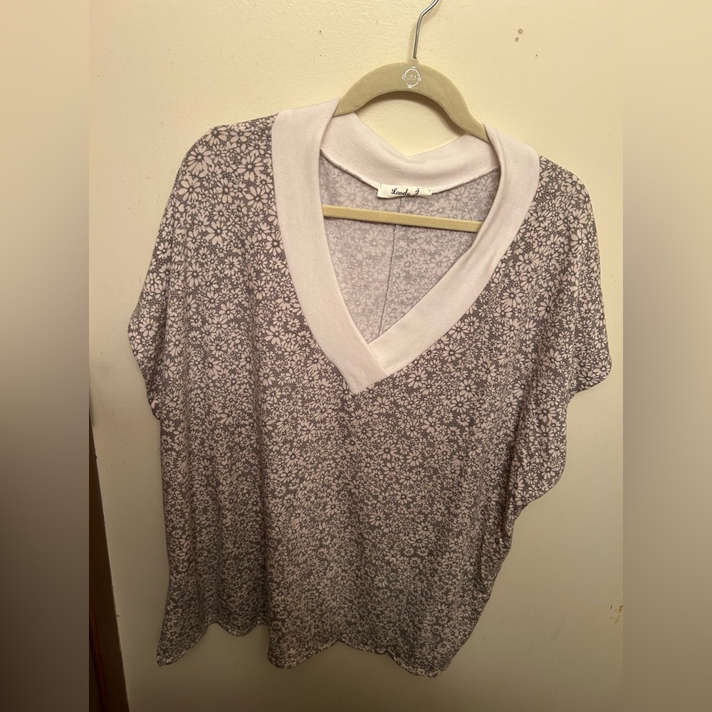 NWOT light knit top, v neck needs cami under, sz 2x, runs loose.
